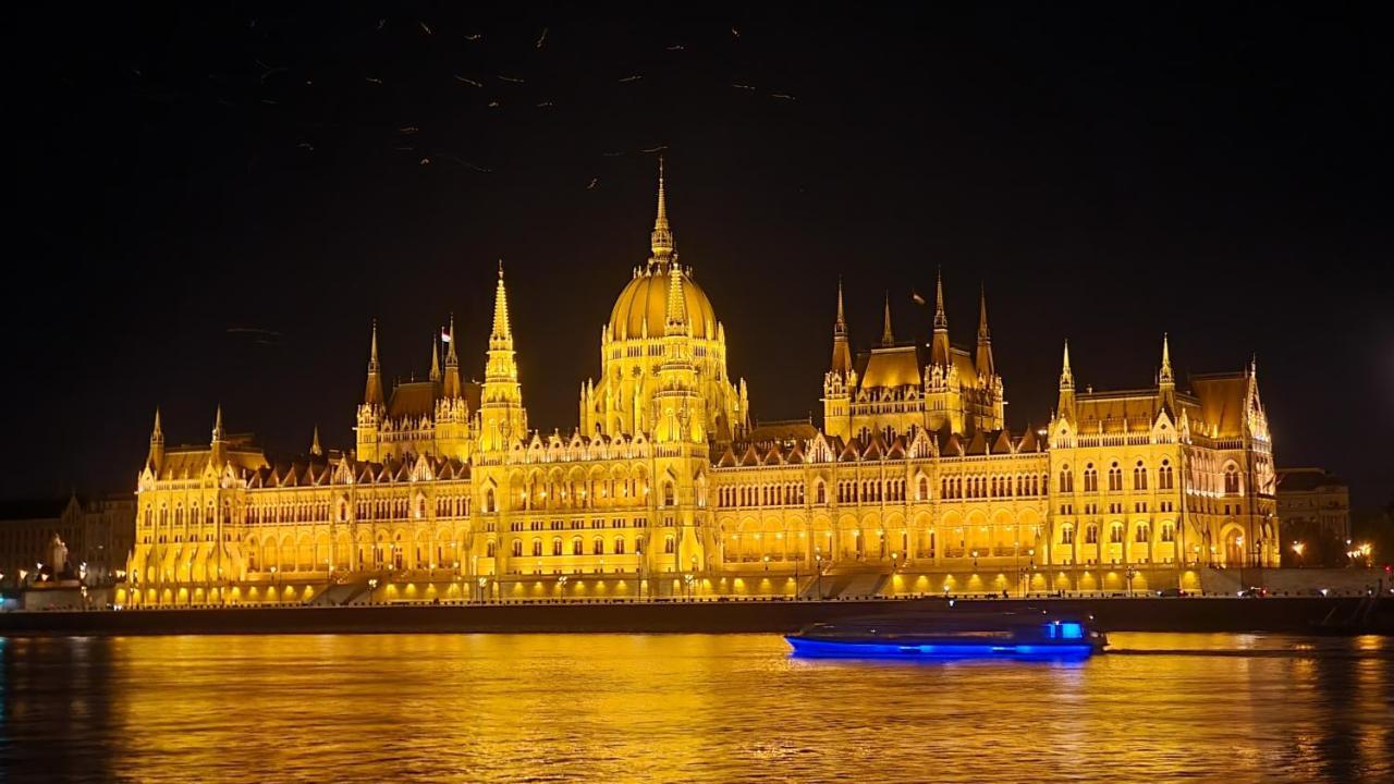 Parliament View Apartment Budapest Luaran gambar